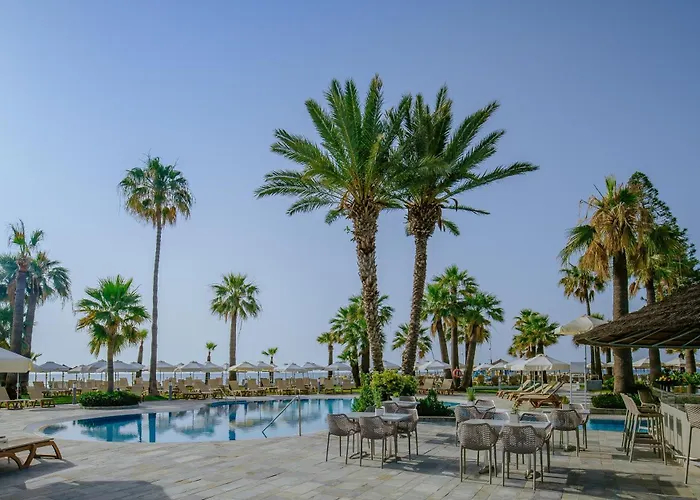 אתר נופש Golden Bay לרנקה