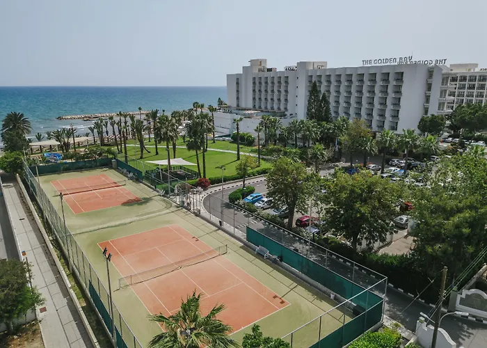 אתר נופש Golden Bay לרנקה