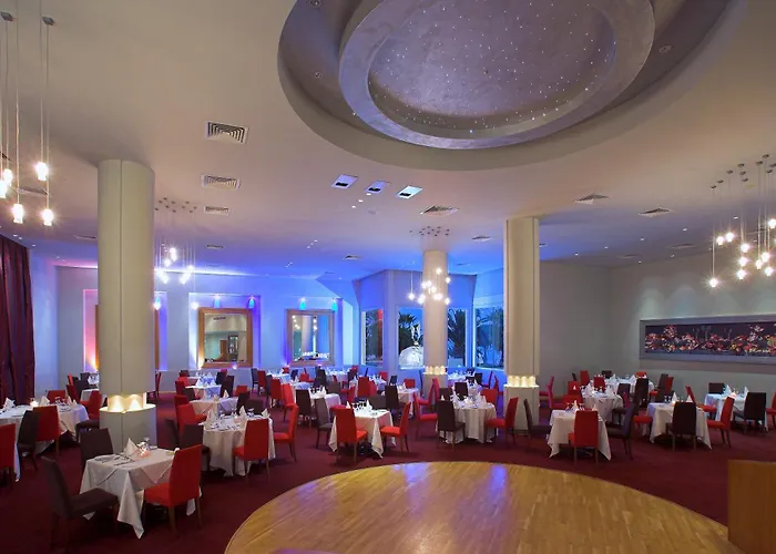 אתר נופש Golden Bay לרנקה