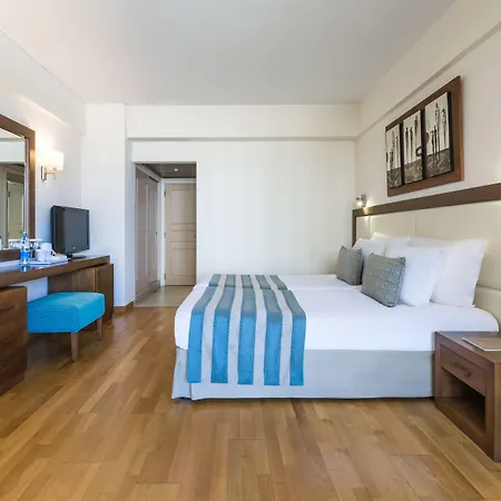 Golden Bay 5* Larnaca