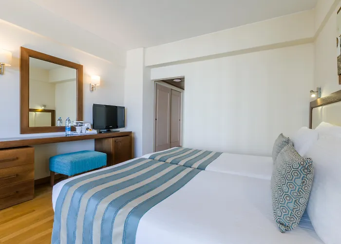 Golden Bay 5* Larnaca